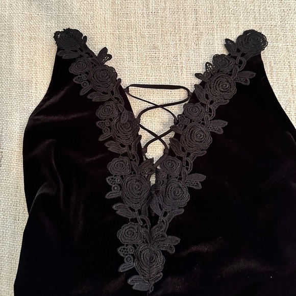 NWOT Express Black Lace Up Velvet Bodysuit v-neck floral embroidery​​ - Picture 10 of 11
